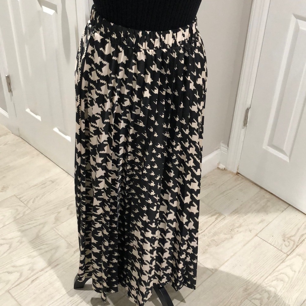 Silky-feel pleated houndstooth midi skirt. H&M Size M. Very beautiful & classy